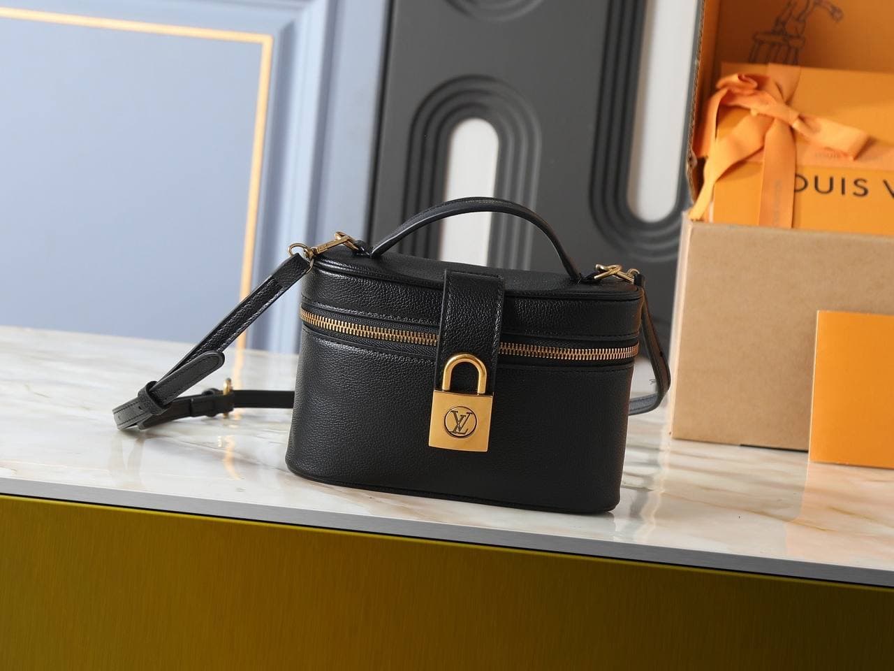 Louis Vuitton Vanity жіноча с замком